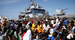 Lampedūzas salā nokļuvušie migranti gaida pārcelšanu uz citām vietām Itālijā.