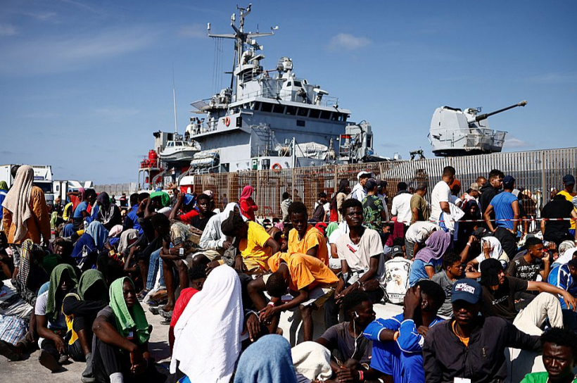 Lampedūzas salā nokļuvušie migranti gaida pārcelšanu uz citām vietām Itālijā.