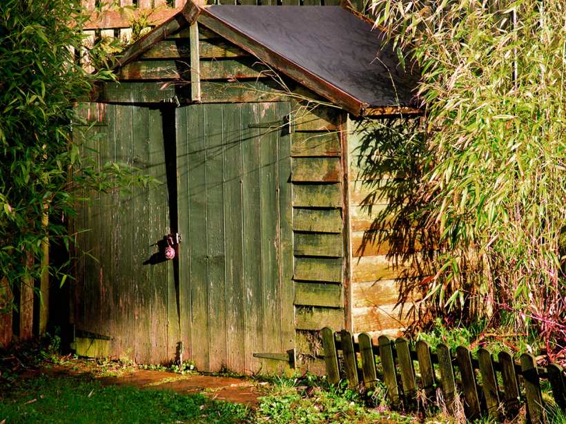 Ja šķūnītis atrodas uz zemes vienības robežas vai tiešā tās tuvumā, par atjaunošanas darbu procesu vēlams vienoties ar kaimiņu zemes vienības īpašnieku.