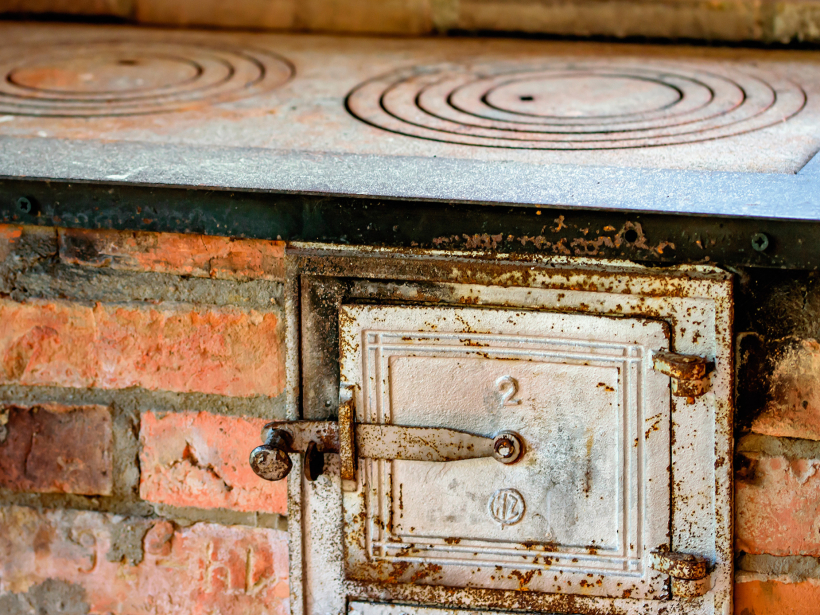 Ja plītij ir skārda durtiņas, tās, visticamāk, būs jāmaina.