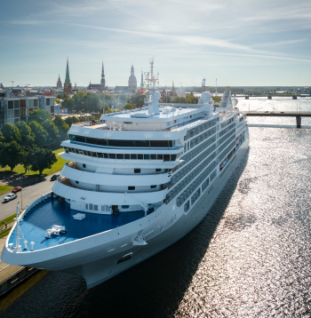 Rīgas ostā viesojas ultra luksusa klases kruīza kuģis "Silver Dawn".