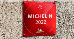 Pie ēkas izvietota norāde, ka tur atrodams "Michelin Guide" restorānu ceļvedī ietverts restorāns. Foto no Bordo pilsētas Francijā.