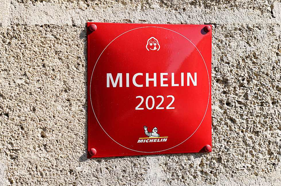 Pie ēkas izvietota norāde, ka tur atrodams "Michelin Guide" restorānu ceļvedī ietverts restorāns. Foto no Bordo pilsētas Francijā.
