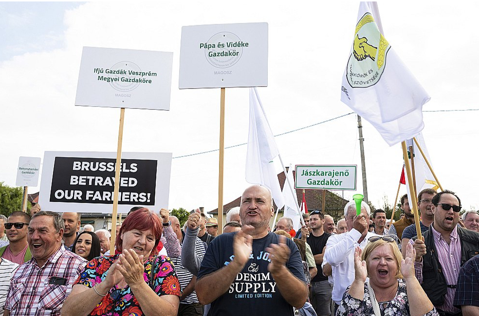 Ungārijas lauksaimnieki Zāhoņā protestē pret Eiropas Komisijas lēmumu izbeigt Ukrainas labības importa aizliegumu.