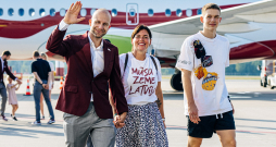 Artūrs Visockis-Rubenis pēc Pasaules kausa atgriežoties mājās – ar sievu Amandu un dēlu, 18 gadus veco kluba "Liepāja" basketbolistu Adrianu.