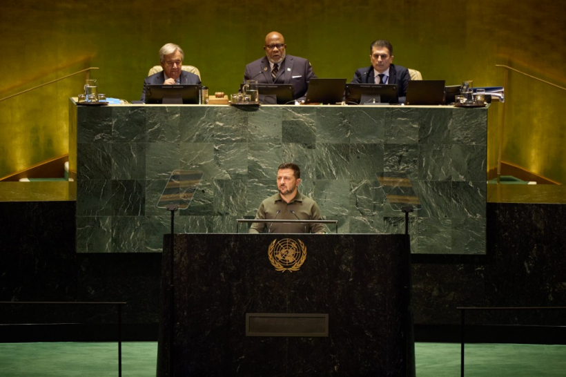 Ukrainas prezidents Volodimirs Zelenskis, uzrunājot ANO Ģenerālo asambleju.