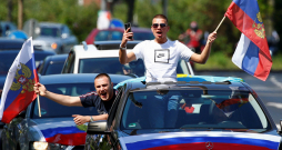 Vācijas
pilsētā Ķelnē vietējie krievu aktīvisti izbraukuši ielās ar
Krievijas karogiem rokās. Eiropas Savienības valstis ir sākušas aktīvāk vērsties pret agresorvalsts Krievijas pilsoņiem, piemēram, Vācijā tiek konfiscētas automašīnas ar Krievijas numuriem.