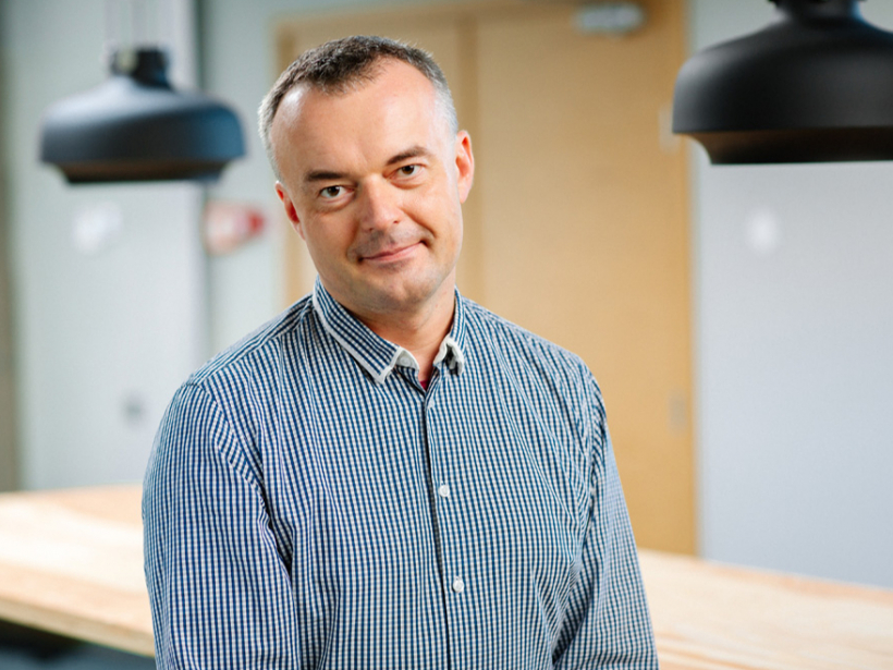 “Luminor” bankas ekonomists Pēteris Strautiņš skaidro, ka valsts atbalsts kaut kādā ziņā tomēr nav pietiekams – par to liecina tas, ka mūsu valstī pieaugošs bērnu skaits ir faktors, kas pastiprina nabadzības risku.