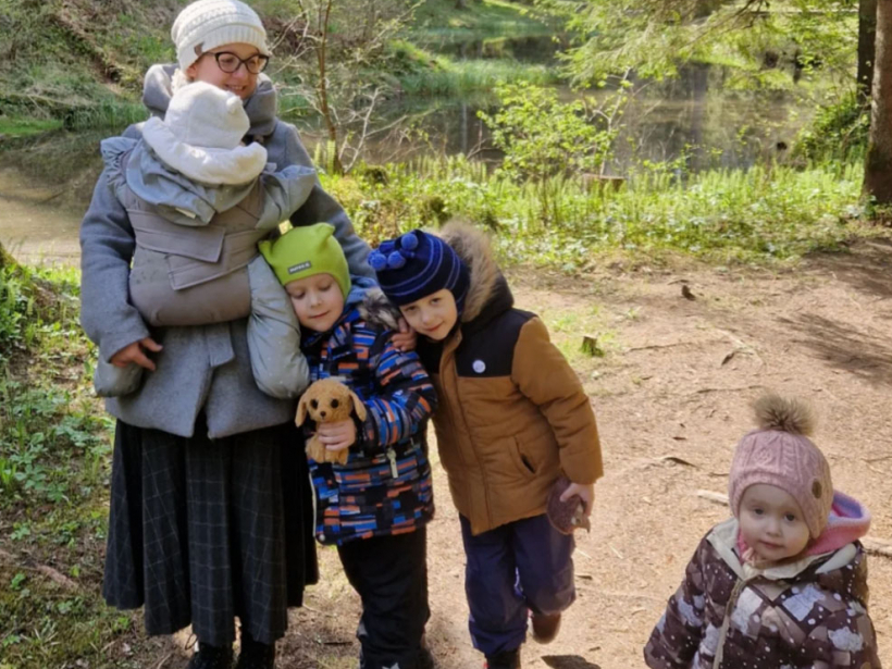 Monta un Mārtiņš audzina četrus bērnus. Viņi vairāk paļaujas paši uz sevi, tomēr ļoti novērtē arī valsts un pašvaldības atbalstu.