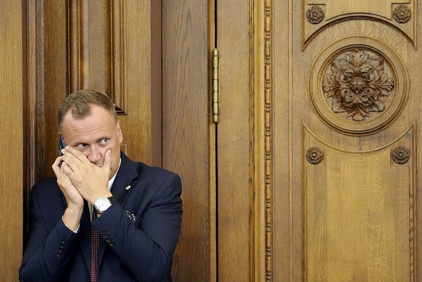 Saeimas deputāts Edgars Tavars Saeimas ārkārtas sēdē.