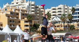 Arvīds Kārkliņš (ar šķīvīti) pagājušā gada Eiropas pludmales klubu čempionātā Portugālē, kur kopā ar Salaspils vīru komandu izcīnīja otro vietu.