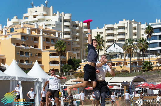 Arvīds Kārkliņš (ar šķīvīti) pagājušā gada Eiropas pludmales klubu čempionātā Portugālē, kur kopā ar Salaspils vīru komandu izcīnīja otro vietu.