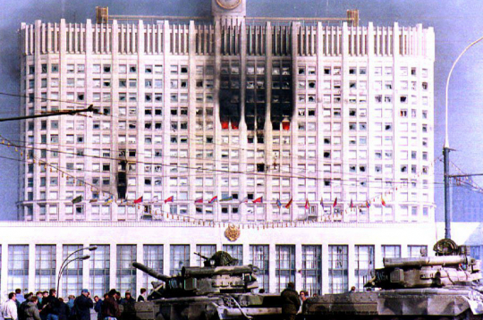 Prezidentam Borisam Jeļcinam lojālās Krievijas armijas tanku sašautais "Baltais nams" Maskavā 1993. gada 4. oktobrī.