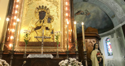 "Dievmāte no Čenstohovas" ir viens no bagātīgi rotātās Grīvas katoļu baznīcas lepnumiem.