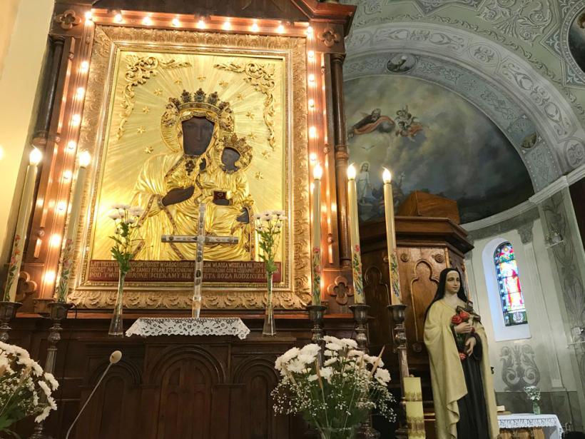 "Dievmāte no Čenstohovas" ir viens no bagātīgi rotātās Grīvas katoļu baznīcas lepnumiem.
