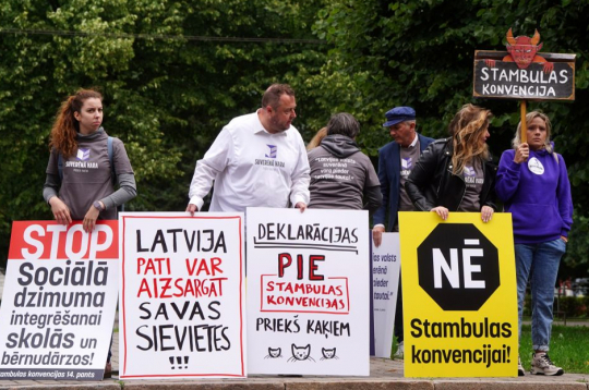 Politiskā partijas "Suverēnā vara" rīkotais pikets pret Latvijas pievienošanos Stambulas Konvencijai. 2023. gada 8. augustā.