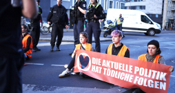 Radikālās klimata aktīvistu organizācijas "Letzte Generation" ("Pēdējā paaudze") atbalstītāji bloķējuši satiksmi vairākās Berlīnes vietās, turpinot protestus pret fosilā kurināmā izmantošanu.