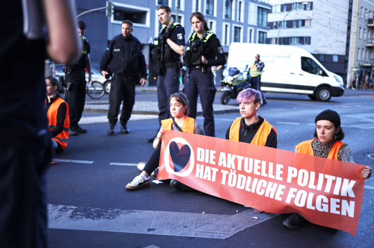 Radikālās klimata aktīvistu organizācijas "Letzte Generation" ("Pēdējā paaudze") atbalstītāji bloķējuši satiksmi vairākās Berlīnes vietās, turpinot protestus pret fosilā kurināmā izmantošanu.