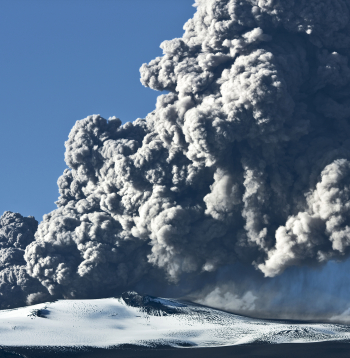 Vulkāna Eijafjadlajegidls izvirdums Islandē 2010. gada pavasarī. Pelnu mākonis paceļas gaisā, izraisot haosu starptautiskajos lidojumos.