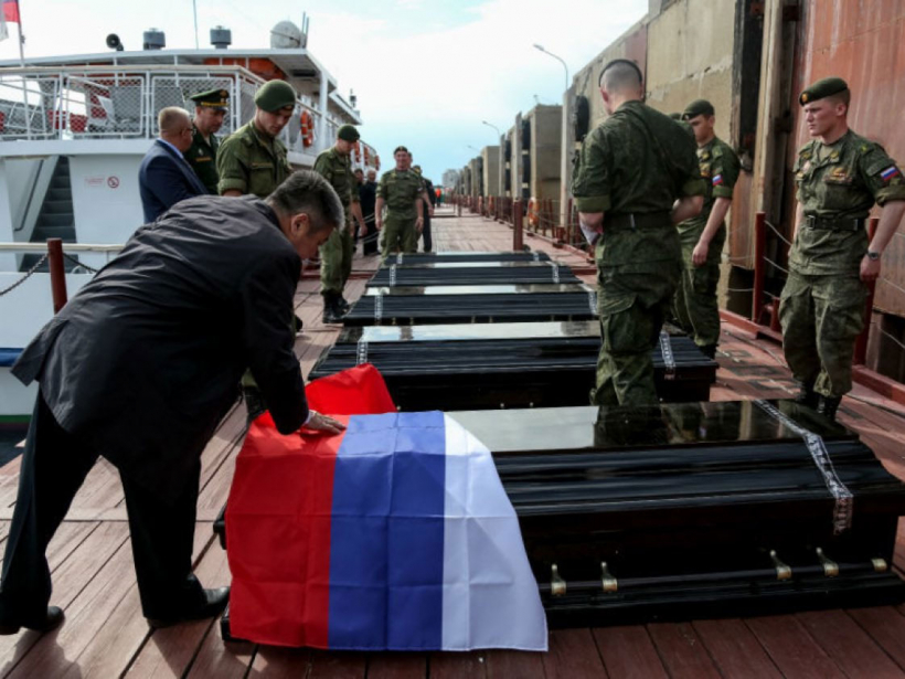 Krievu karavīri zārkos.