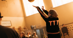 Kadrs no Dzintara Dreiberga filmas par basketbola komandu "TTT".