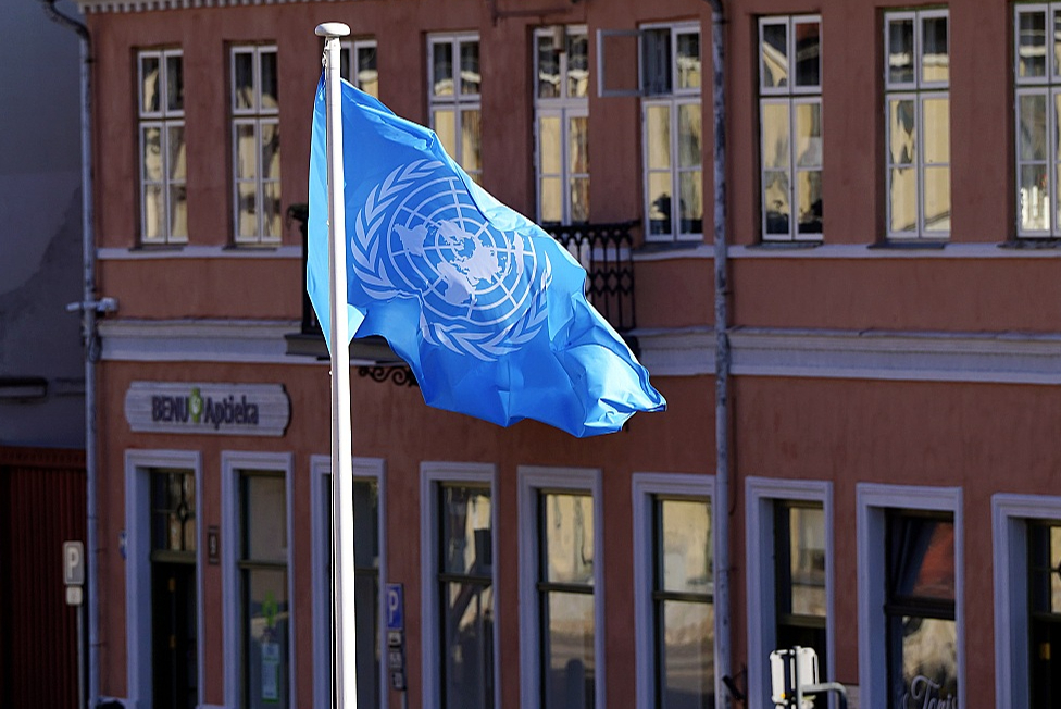 Par godu Kuldīgas vecpilsētas iekļaušanai UNESCO mantojuma sarakstā pilsētas Rātslaukumā pacelts ANO karogs.