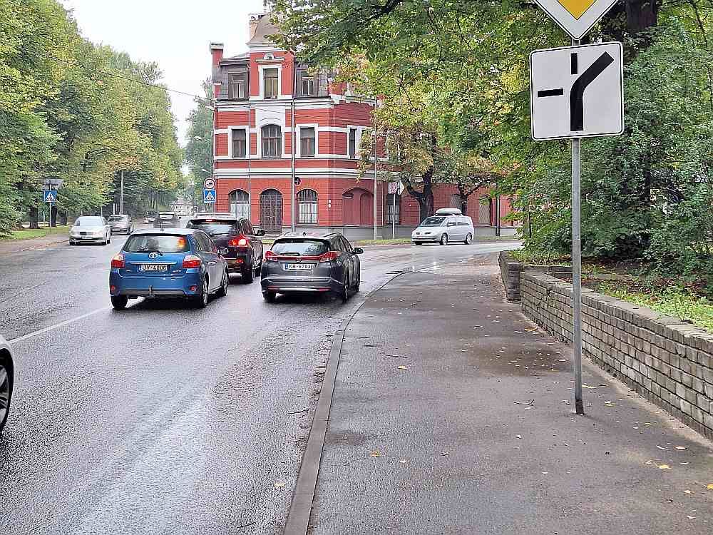 Daugavgrīvas un Baltā iela. Sastrēgumus te parasti rada autovadītāji, kas brauktuves platumu izmanto pārlieku izšķērdīgi.