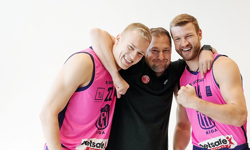 "Prometey" treneris Raimonds Feldmanis (vidū) ar saviem padotajiem 3x3 basketbolā un sāncenšiem Latvijas–Igaunijas līgā Franci Lāci (no kreisās) un Zigmāru Raimo no Rīgas "Zeļļiem".