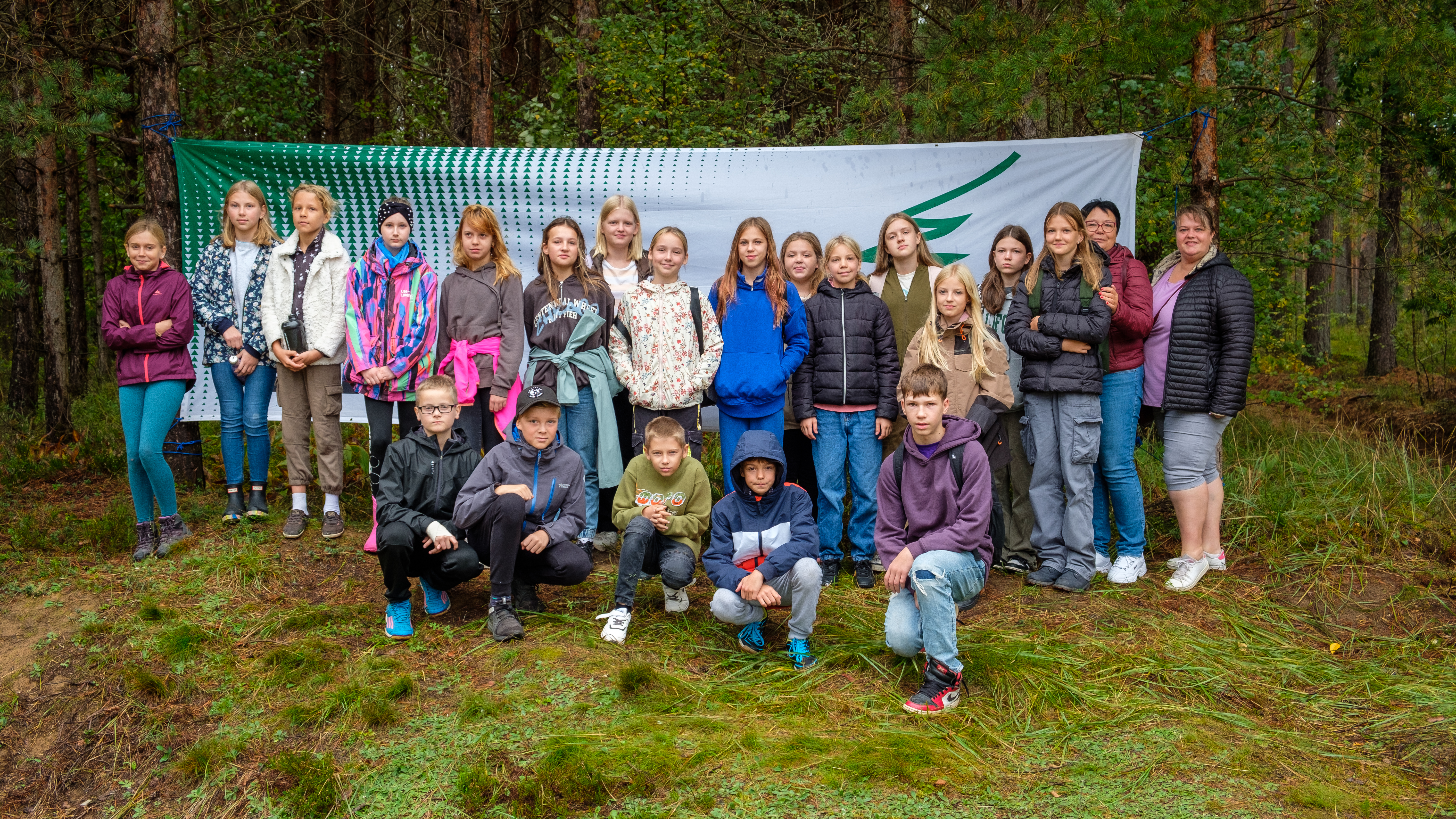 Daugmales skolēni kopā ar skolotāju ekskursijā.