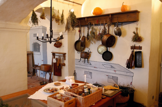 Cēsu Jaunās pils virtuves ekspozīcija rudenī un ziemā atdzīvojas – nedēļu nogalēs smaržo garšvielas un var klausīties virējas stāstus.