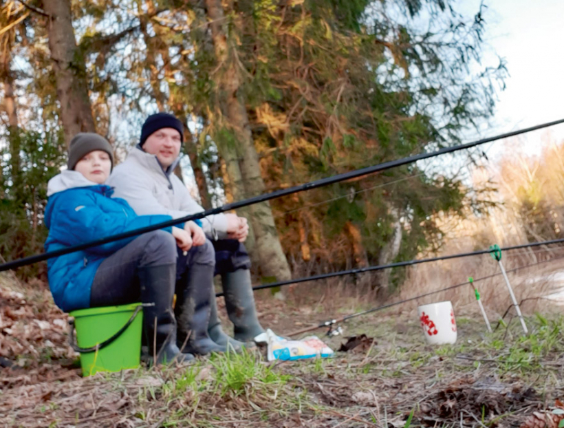 Ar dēlu copējot Bārtas krastā.