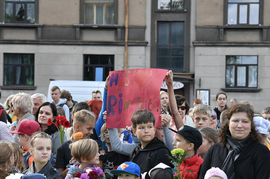 Valsts prezidents Edgars Rinkēvičs 14. septembrī viesojās Jelgavā, kur tikās ar studentiem un skolēniem. Svinīgajā pasākumā pie Jāņa Čakstes pieminekļa skolēni rādījuši šādu plakātu.