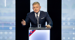 Bijušais Slovākijas premjerministrs Roberts Fico priekšvēlēšanu debatēs televīzijā. Viņš uzvaras gadījumā solījis izbeigt militāro palīdzību Ukrainai.