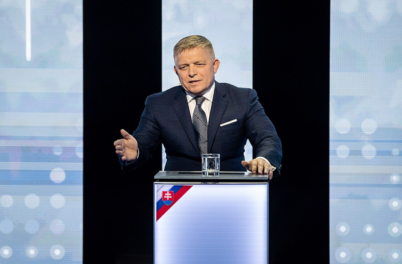 Bijušais Slovākijas premjerministrs Roberts Fico priekšvēlēšanu debatēs televīzijā. Viņš uzvaras gadījumā solīja izbeigt militāro palīdzību Ukrainai.
