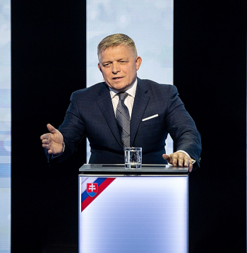 Bijušais Slovākijas premjerministrs Roberts Fico priekšvēlēšanu debatēs televīzijā. Viņš uzvaras gadījumā solījis izbeigt militāro palīdzību Ukrainai.