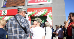 Pirms nedaudz vairāk kā gada "Spar" atklāja savu pirmo veikalu Latvijā, kam sekoja vēl vairāku šī zīmola tirdzniecības vietu atvēršana. Tagad viens no franšīzes veikaliem Kurzemē nolēmis darbu neturpināt. Veikala pārstāvji tomēr skaidro, ka citviet gluži pretēji – notiek jaunu veikalu atvēršana.