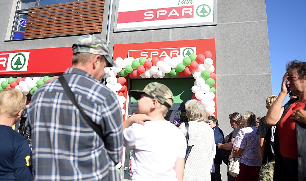 Pirms nedaudz vairāk kā gada "Spar" atklāja savu pirmo veikalu Latvijā, kam sekoja vēl vairāku šī zīmola tirdzniecības vietu atvēršana. Tagad viens no franšīzes veikaliem Kurzemē nolēmis darbu neturpināt. Veikala pārstāvji tomēr skaidro, ka citviet gluži pretēji – notiek jaunu veikalu atvēršana.