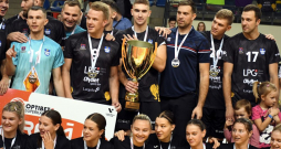 "Optibet" Superkausa spēles uzvarētāji - volejbola komandas "Ezerzeme"/DU un RVS/LU spēlētāji apbalvošanas ceremonijas laikā Daugavpils Olimpiskajā sporta centrā.
