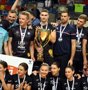 "Optibet" Superkausa spēles uzvarētāji - volejbola komandas "Ezerzeme"/DU un RVS/LU spēlētāji apbalvošanas ceremonijas laikā Daugavpils Olimpiskajā sporta centrā.