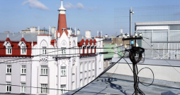 Gaisvadi virs Rīgas ēku jumtiem. Ilustratīvs attēls.