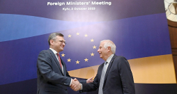 Ukrainas ārlietu ministrs Dmitro Kuleba (no kreisās) un Eiropas Savienības augstais pārstāvis ārlietās un drošības politikā Žuzeps Borels pirmdien pirms ES un Ukrainas ārlietu ministru sanāksmes Kijivā.