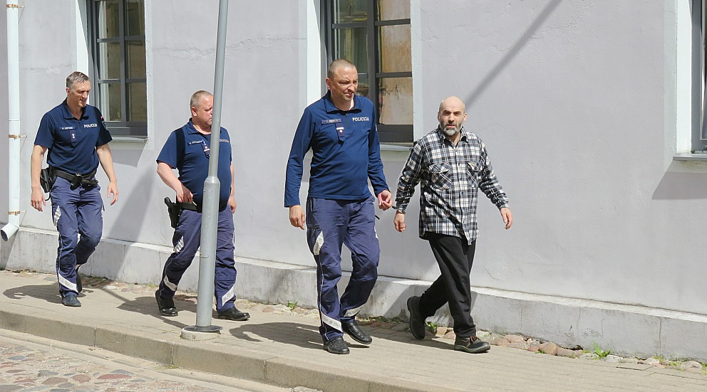 Policisti apsūdzēto Rolandu Dišleru ved uz tiesu Talsos.