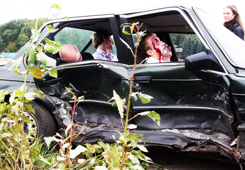 Kaskadieri un autoavārija. Spilves lidlaukā kampaņa "Redzi jostu - sprādzējies".