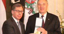 Svinīgā valsts apbalvojumu pasniegšanas ceremonija 2012. gada 4. maijā. Valsts prezidents Andris Bērziņš pasniedz Triju Zvaigžņu ordeņa III šķiras valsts apbalvojumu Pjotram Avenam.