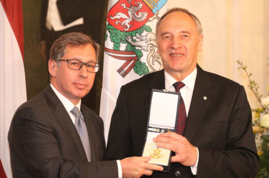 Svinīgā valsts apbalvojumu pasniegšanas ceremonija 2012. gada 4. maijā. Valsts prezidents Andris Bērziņš pasniedz Triju Zvaigžņu ordeņa III šķiras valsts apbalvojumu Pjotram Avenam.