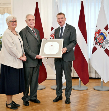 Uldis Dumpis ar dzīvesbiedri Dainu Dumpi Rīgas pilī saņemot apsveikumus no Valsts prezidenta Edgara Rinkēviča.