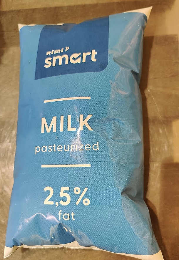 Zemākā cena 1 l 2,5% pienam piecu veikalu konkurencē – Igaunijas ražojumam.