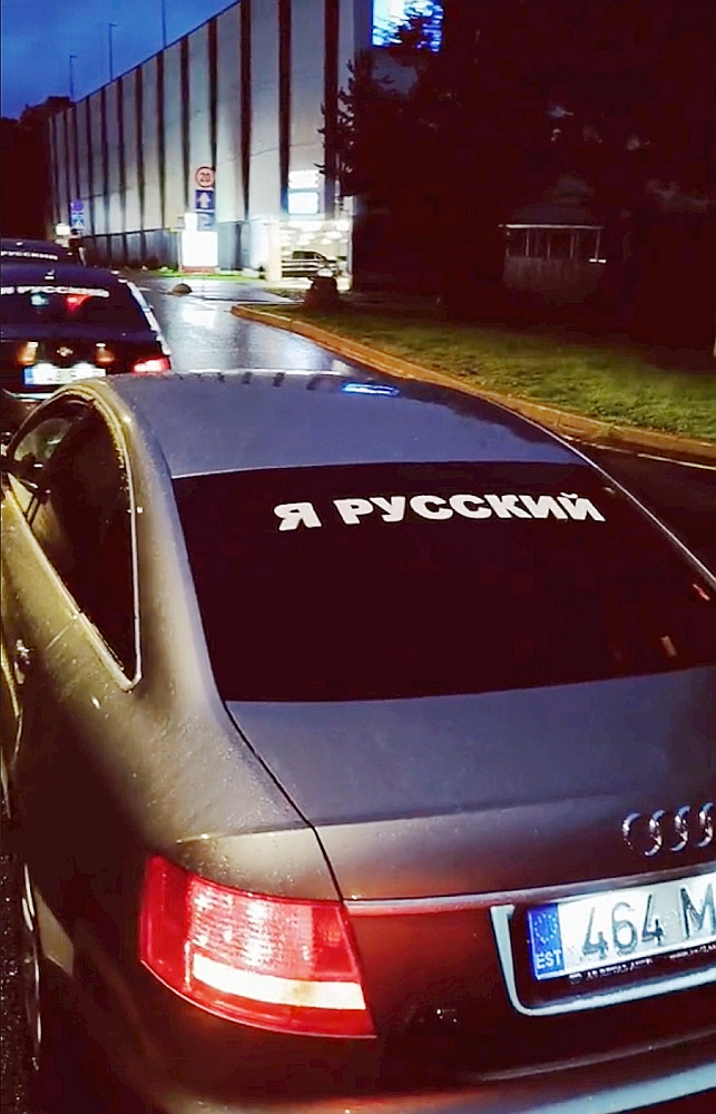Aktīvisti soctīklos lepni izrādīja savus auto ar uzrakstiem "Es krievs", tomēr drīz šīs uzlīmes nācās noplēst.