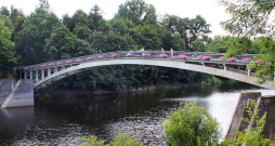 Šis gājēju tilts ir Ogres atpazīstamības simbols, kas atgādina, ka Ogre ir viena no garākajām (188 km) Latvijas upēm, kas aiznes savus ūdeņus uz Daugavu.