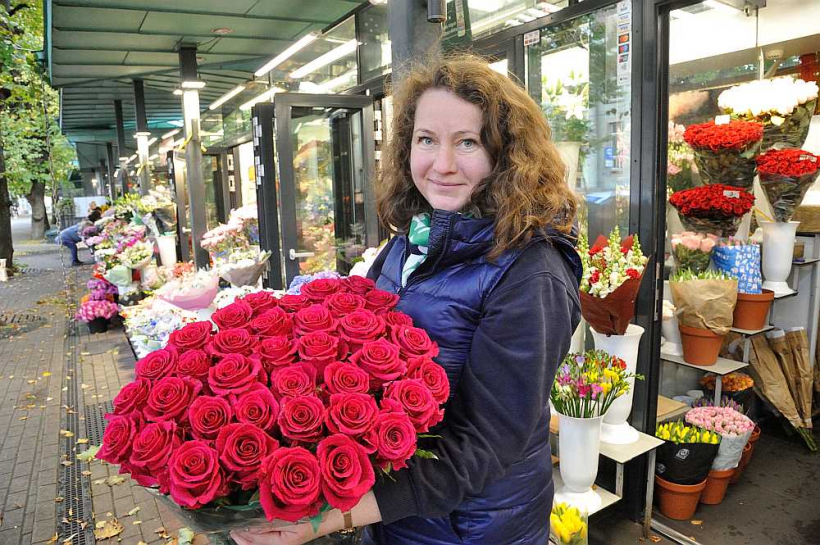 Rīgas "Saktas" ziedu tirgus pārdevēja Dace: "Šo rožu izcelsme ir Kenija." Latvijā audzētas rozes tirgos ir ļoti niecīga daļa.